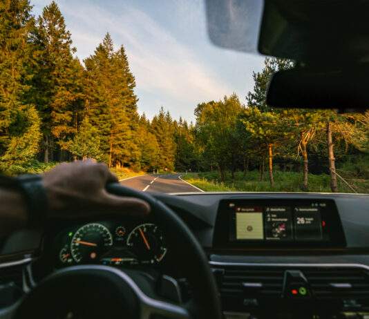 Die Innenansicht eines Autos.