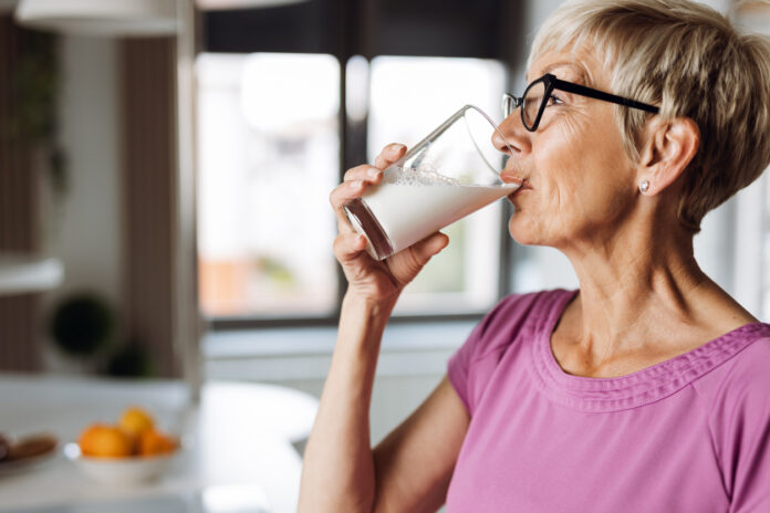 Frau trinkt Milch.