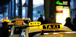 Taxis in einer Reihe am Taxistand