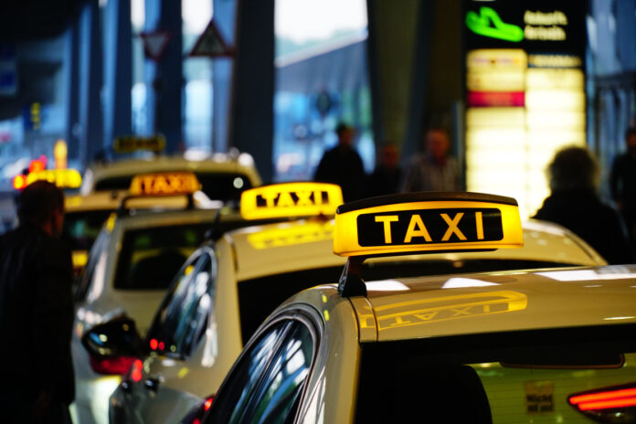 Taxis in einer Reihe am Taxistand