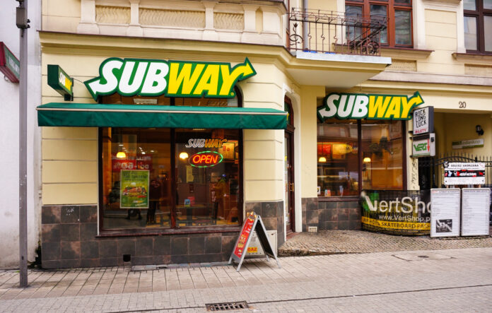 Ein Subway Restaurant von Außen.