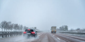 Gefährliches Fahrverhalten eines Autofahrers auf einer Schnellstraße bei schlechtem Wetter.