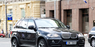 Ein großer BMW Wagen fährt auf der Straße