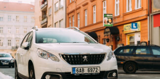 SUV parkt am Straßenrand.