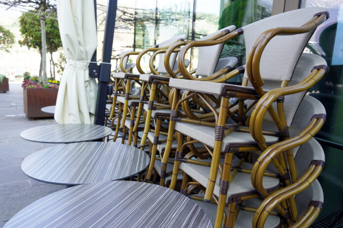 Stühle stehen aufgestapelt in eine geschlossenen Restaurant