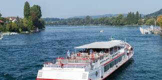 Ein Passagierschiff fährt über den Rhein