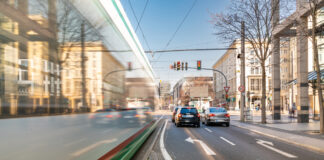 Eine Straße mit zwei Autos, die in unterschiedliche Richtungen abbiegen.