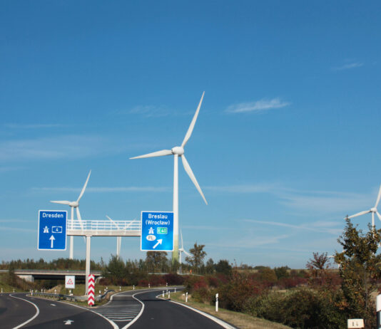 Windräder in der Nähe der Autobahn