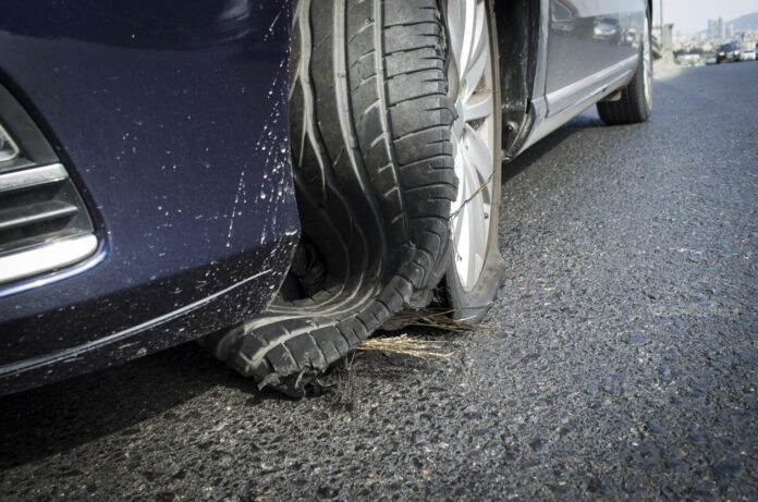 Reifenschaden nach Reifenexplosion bei hoher Geschwindigkeit auf der Autobahn
