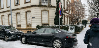 Tesla parkt im Winter in der Stadt.