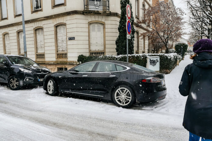 Tesla parkt im Winter in der Stadt.