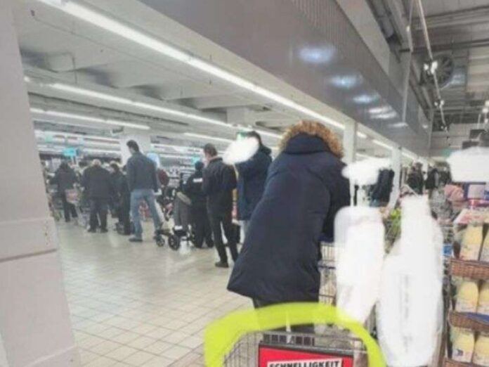 Warteschlange an Kasse in Kaufland.