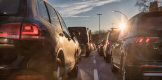 Viele Autos stehen im Stau auf der Autobahn