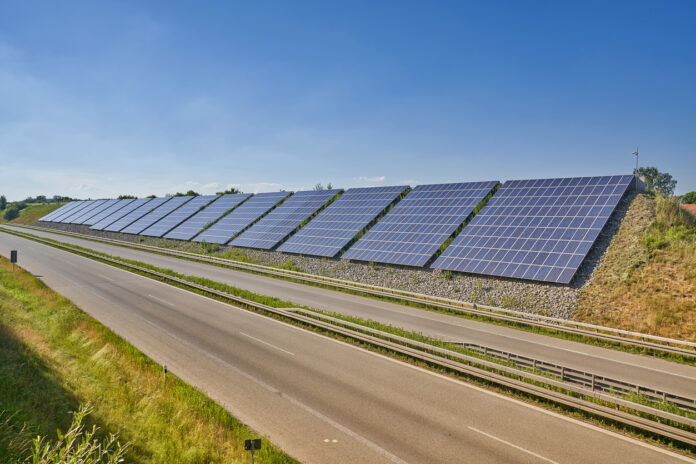 Die Solarzelle in einer gewerblichen Photovoltaik Anlage an der Straße