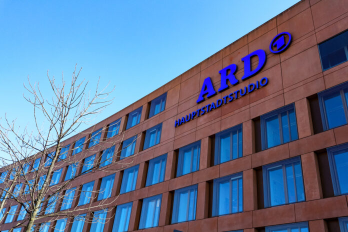 Das Hauptgebäude des Senders ARD. Die Fassade des Gebäudes zeigt den Schriftzug des öffentlich-rechtlichen Senders. Darin arbeiten die Mitarbeiter des Senders - in der Schaltzentrale.