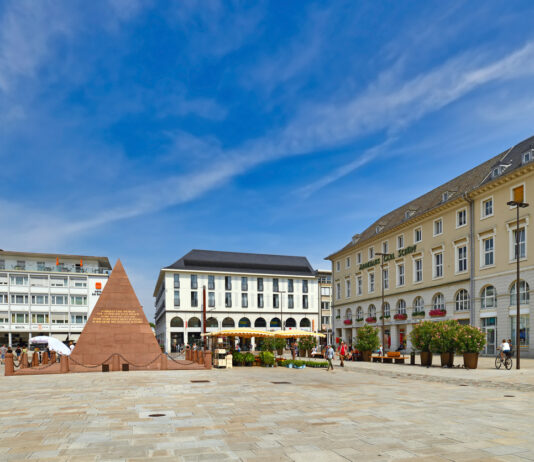 Der Marktplatz von Karlsruhe mit der Pyramide