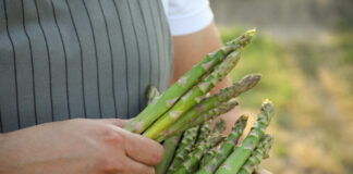 Spargel in einer Kiste.