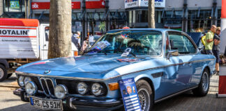 Ein alter BMW coupe cabrio aus dem Jahre 1968 posiert auf einem Parkplatz