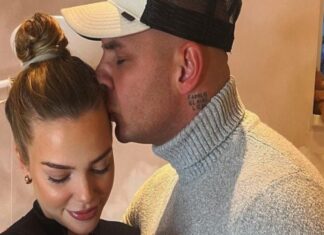 Der Sänger und Prominente Pietro Lombardi hat eine Kappe auf und gibt seiner schwangeren Verlobten Laura Maria Rypa einen Kuss auf den Kopf.