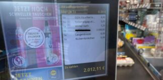 2000 Euro Preis an Supermarkt Kasse.