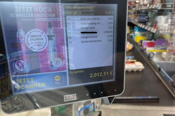 2000 Euro Preis an Supermarkt Kasse.