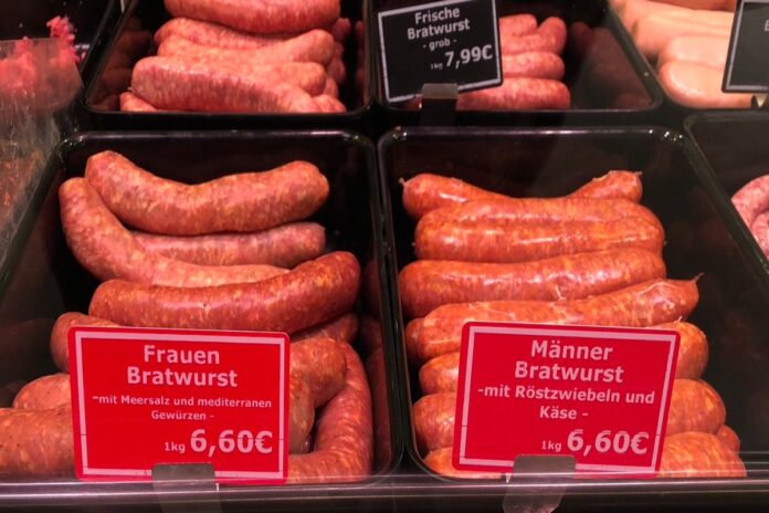 Frauen und Männerbratwurst beim Metzger.