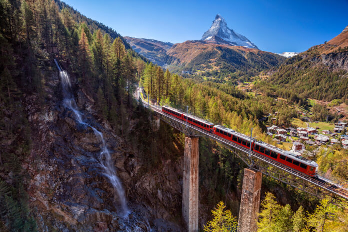 Mit dem Zug durch die Berge und das ganze Land fahren