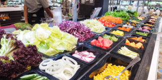 Ein Buffet mit vegetarischen Beilagen und Gemüse zur Selbstbedienung