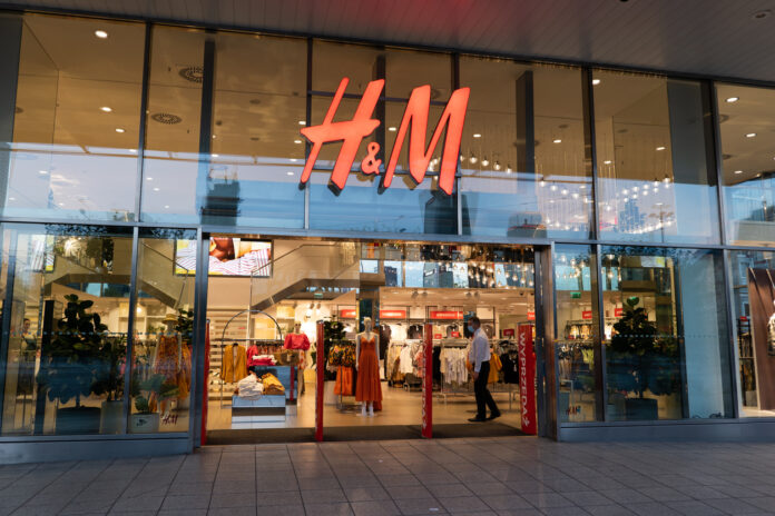 Eingang zum H&M Shop.