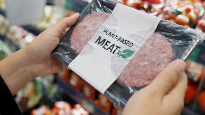 Pflanzenbasiertes Fleisch in einer Verpackung.