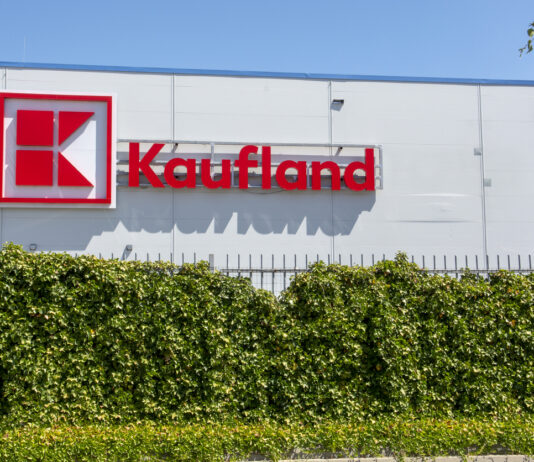 Kaufland-Schild an Filiale.