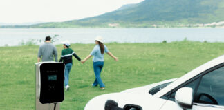 Eine Familie im Urlaub mit dem E-Auto.