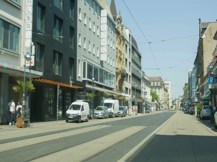 Parkplätze in der Karlsruher Innenstadt. Die Fahrzeuge stehen auf einem Parkplatz, wofür die Autofahrer Gebühren bezahlen. Die Gebühren richten sich nach der Parkdauer und dem Tag.