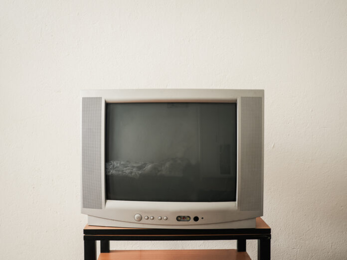 Ein alter, ausgeschalteter Röhrenfernseher