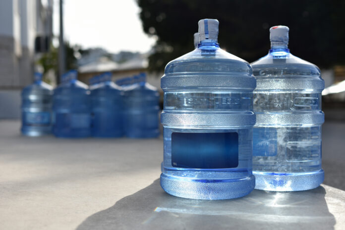 Mehrere Flaschen Wasser aus Plastik.