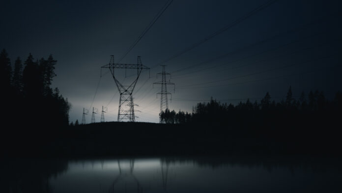 Hochspannungsleitung in der Nacht erinnern an Stromausfall