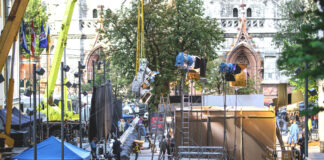 Eine Filmkulisse für einen Dreh in der Innenstadt. Die Kameras und Technik für den Dreh wurde aufgebaut und die Arbeiten beginnen. Passanten dürfen nur von außen bei dem Dreh zuschauen.