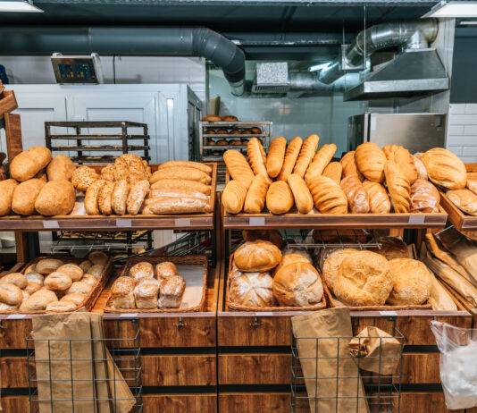 Frisch gebackenes Brot in einer Auslage im Supermarkt. Eine Bäckereikette ist pleite und muss etliche Standorte schließen.