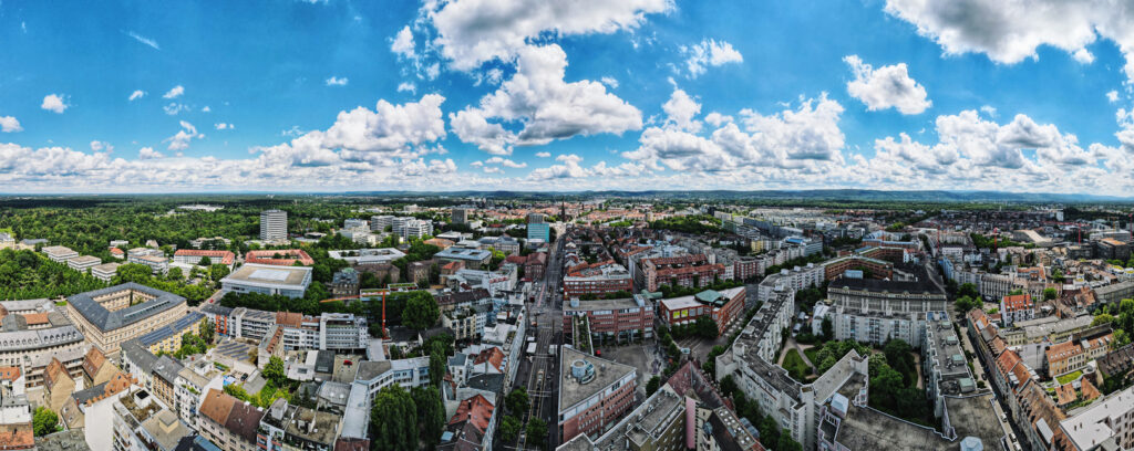Karlsruhe ist eine vielseitige Stadt, die aus mehreren einzigartigen Stadtteilen besteht, darunter die Innenstadt-West mit ihrer spannenden Mischung aus Kultur und Geschichte, der Südstadt mit ihrer bunten Vielfalt und der Nordstadt, bekannt für ihre dynamische Atmosphäre. Ein besonderes Highlight ist Durlach, der älteste Stadtteil von Karlsruhe, der mit seiner malerischen Altstadt, den engen Gassen und historischen Gebäuden einen unverwechselbaren Charme versprüht.