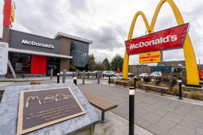 Eine McDonald's Filiale von Außen.