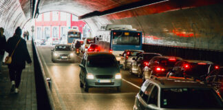 Viele Autos fahren langsam in einem Stau durch einen Tunnel