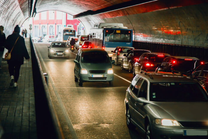 Viele Autos fahren langsam in einem Stau durch einen Tunnel