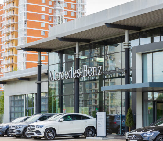 Die Frontansicht von einem Mercedes-Benz Autohaus mit Neuwagen davor