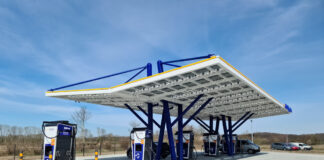 Eine große Enbwtankstelle für Elektroautos.