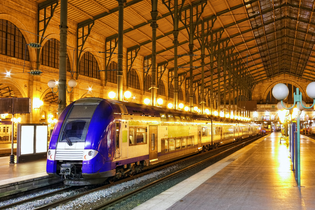 Besser Schlafen auf Reisen: Gut schlafen in Zug, Flugzeug und Auto