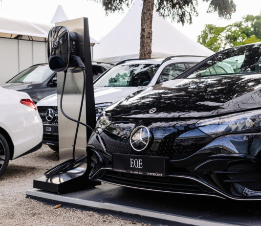 Elektrischer EQE Mercedes und Ladestation