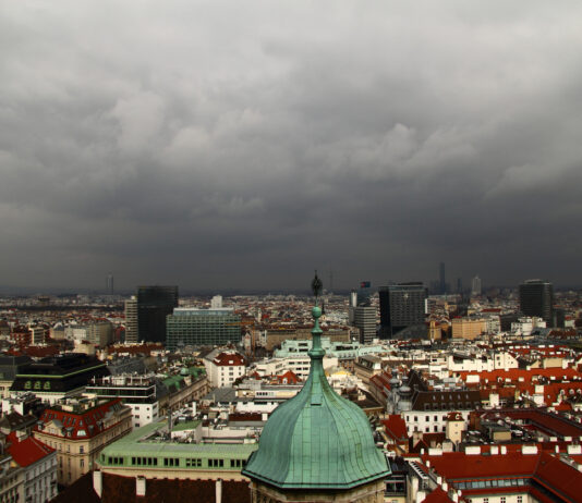 Panoramablick – Wien, Österreich bei Gewitter