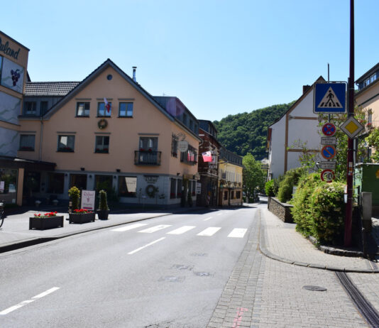 Eine Straße im Dorf.