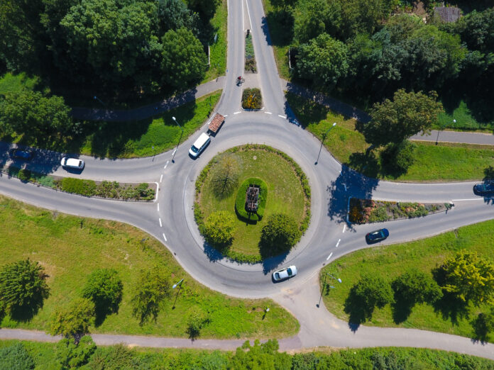 Ansicht von oben auf einen Kreisverkehr.