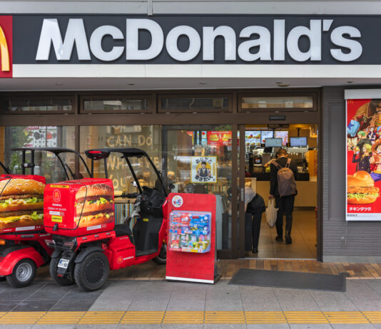 Eine McDonald's Filiale mit kleinen Lieferwagen.